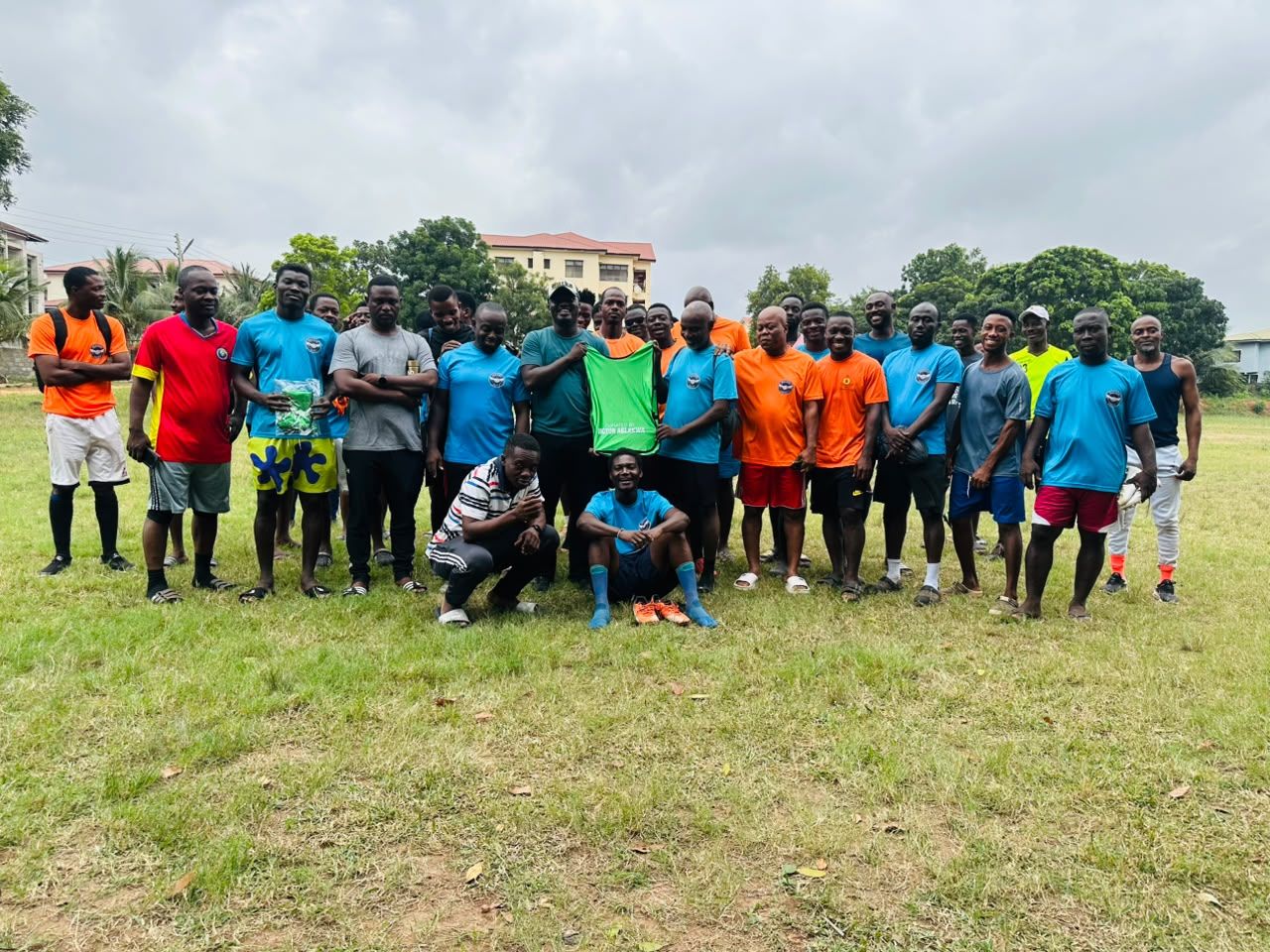 Club squad and AD SPORTS team after the kit donation